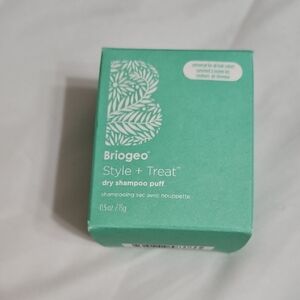 Briogeo Style + Treat Dry Shampoo Puff
